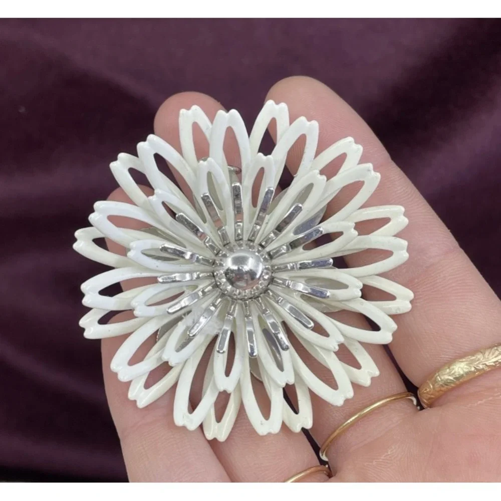 Vintage 1972 Sarah Coventry White Petals Enamel Flower Brooch Pendant Pin